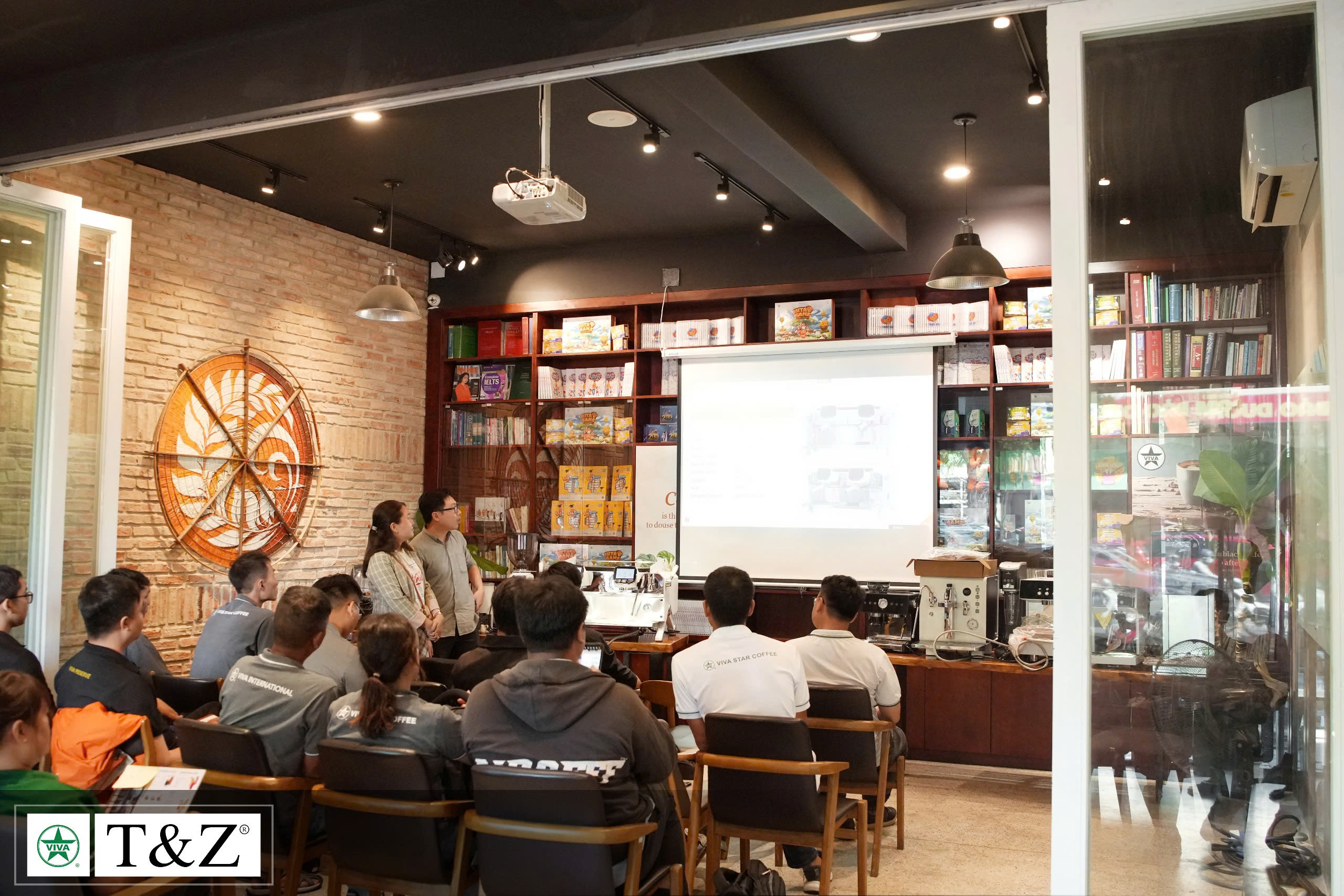 You are currently viewing [Viva x T&Z] Training về các thiết bị, máy móc pha chế nhằm phục vụ khách hàng tốt hơn