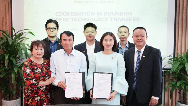 Kỷ lục gia thế giới TS. Phạm S và Viva Farm ký kết hợp tác “kiến tạo kỷ nguyên mới” cho giống cà phê Bourbon thượng hạng