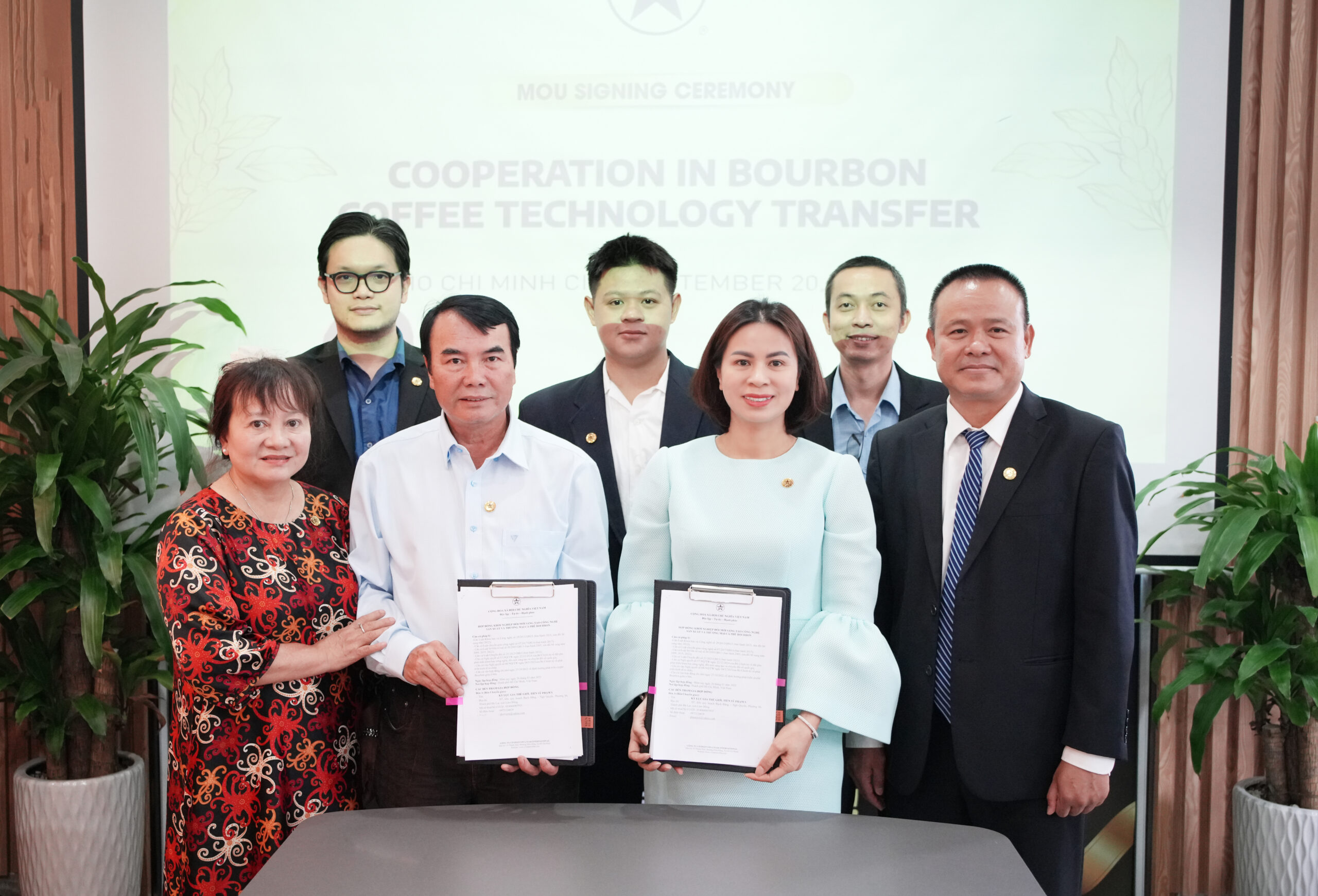 Read more about the article Kỷ lục gia thế giới TS. Phạm S và Viva Farm ký kết hợp tác “kiến tạo kỷ nguyên mới” cho giống cà phê Bourbon thượng hạng