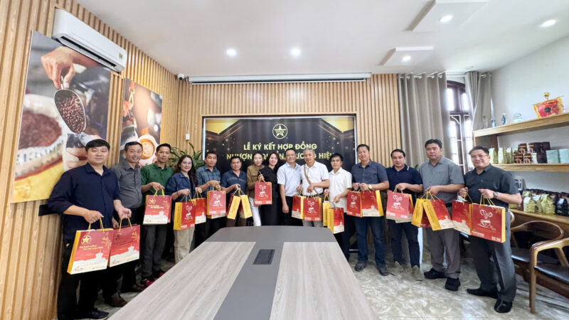 VIVA GROUP HÂN HẠNH ĐÓN TIẾP ĐOÀN LÃNH ĐẠO TỈNH HỦA PHĂN – LÀO