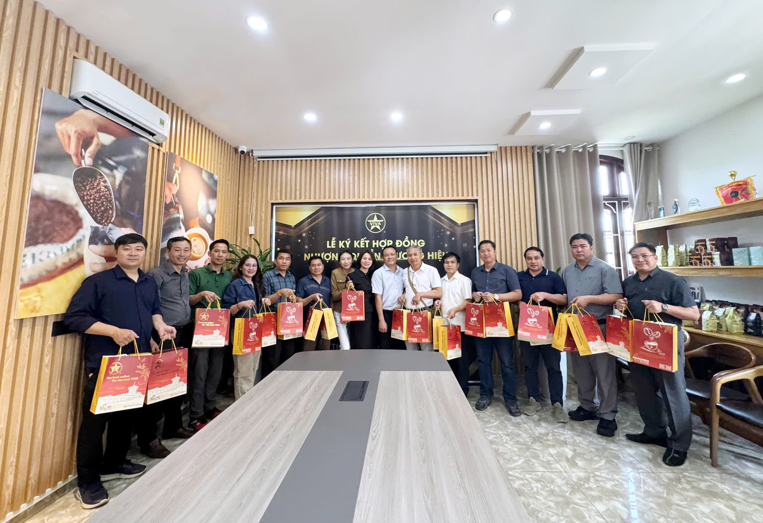 You are currently viewing VIVA GROUP HÂN HẠNH ĐÓN TIẾP ĐOÀN LÃNH ĐẠO TỈNH HỦA PHĂN – LÀO